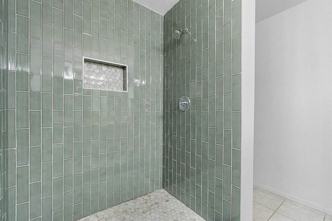 029-11740SaintAndrewsPlace-304-Wellingto