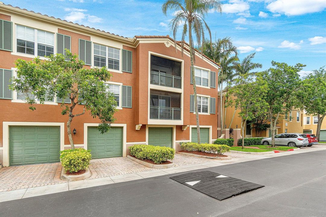 002-11740SaintAndrewsPlace-304-Wellingto