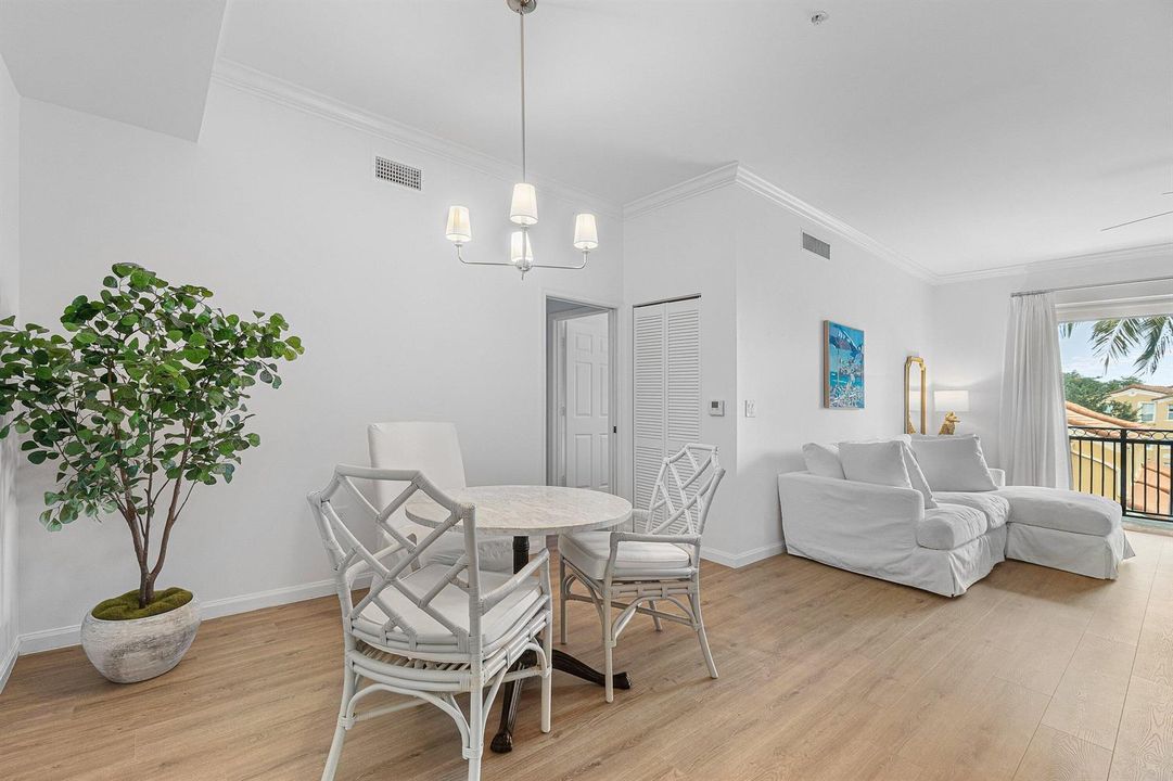 030-11740SaintAndrewsPlace-304-Wellingto