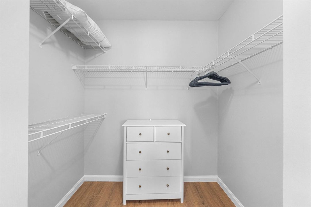 007-11740SaintAndrewsPlace-304-Wellingto
