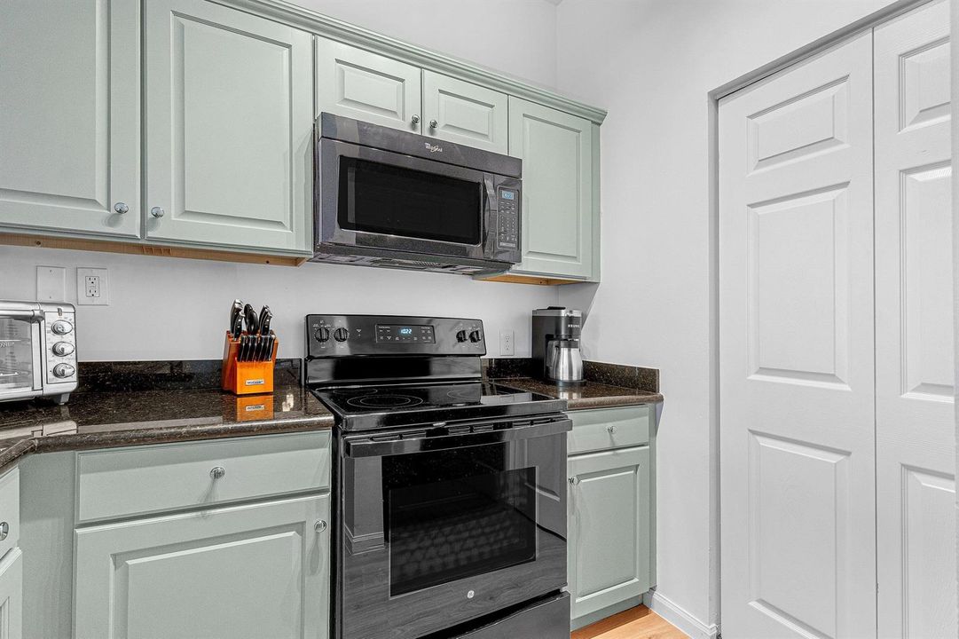 020-11740SaintAndrewsPlace-304-Wellingto