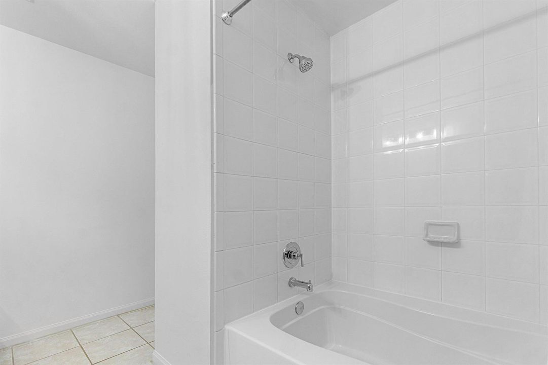 009-11740SaintAndrewsPlace-304-Wellingto