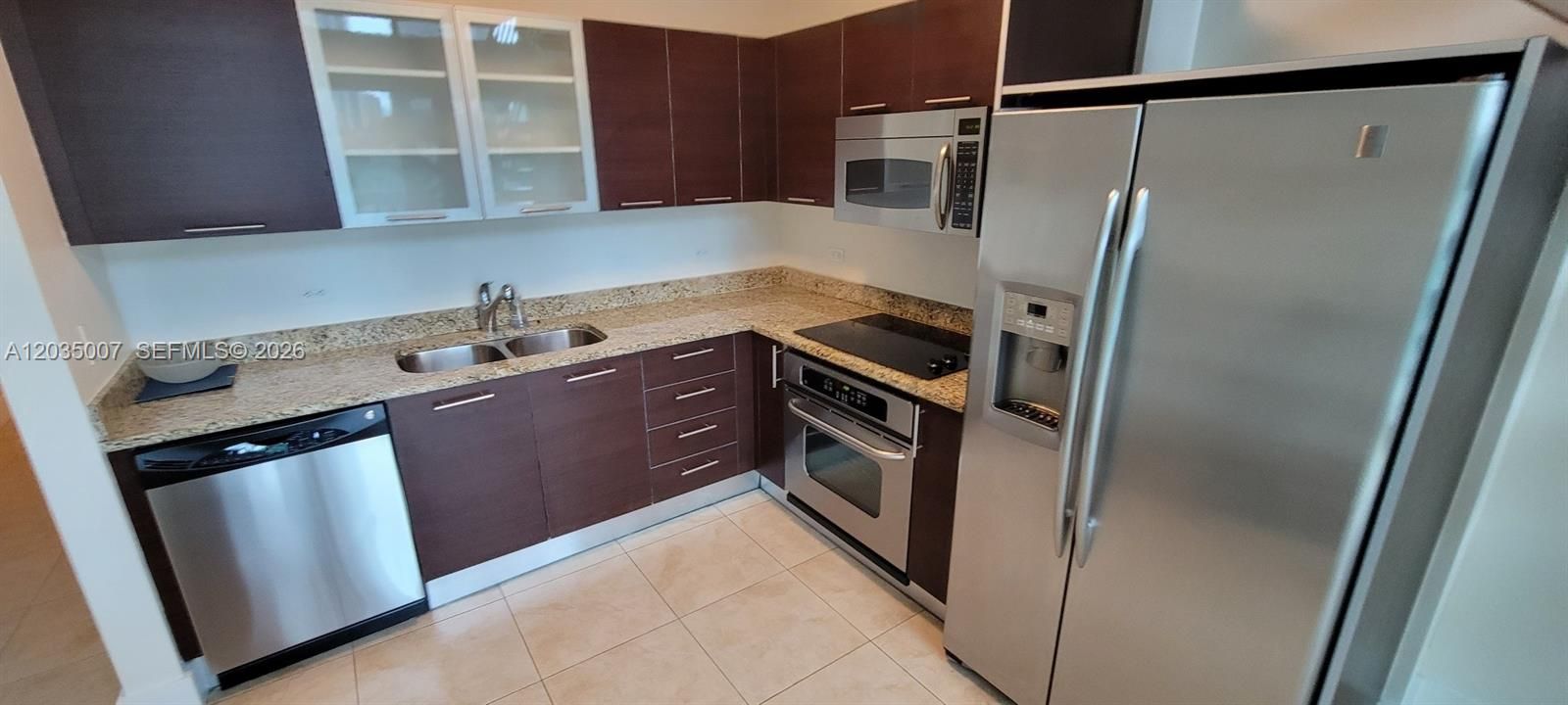 For Rent: $2,900 (1 beds, 1 baths, 981 Square Feet)
