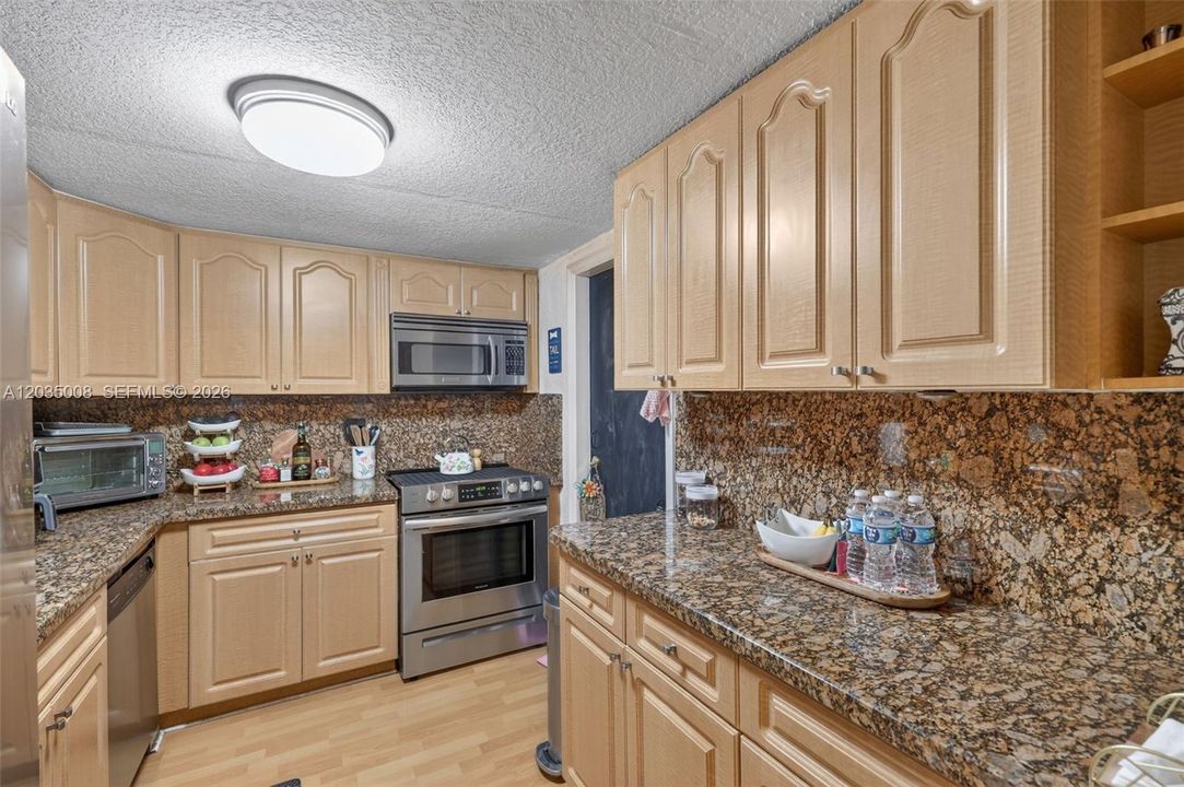 For Sale: $405,000 (3 beds, 2 baths, 1269 Square Feet)