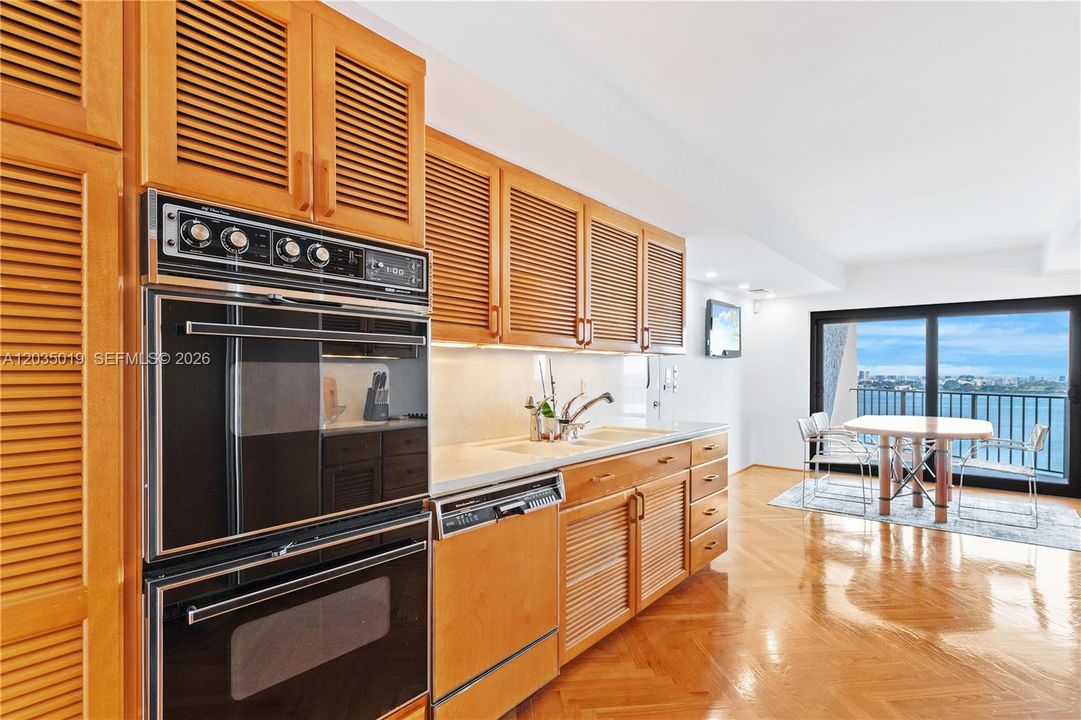 En Venta: $700,000 (1 camas, 3 baños, 2320 Pies cuadrados)