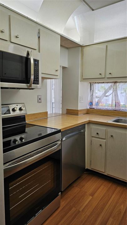 For Rent: $1,700 (1 beds, 1 baths, 640 Square Feet)