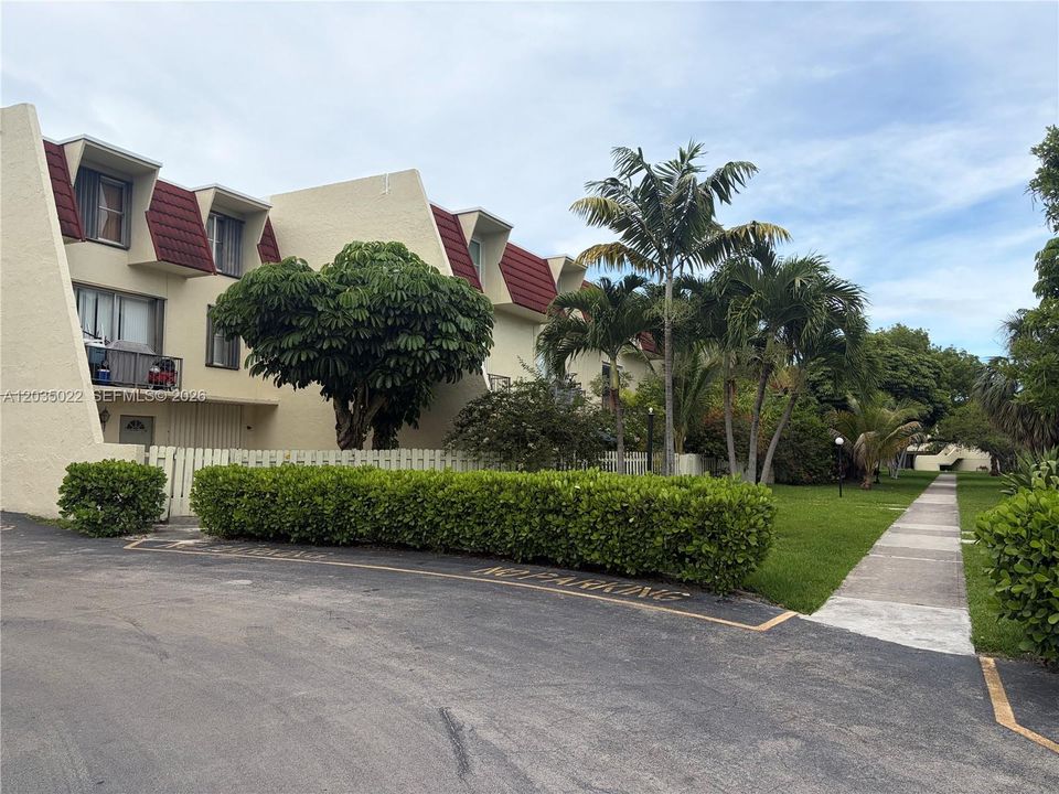 For Sale: $335,000 (2 beds, 2 baths, 1285 Square Feet)