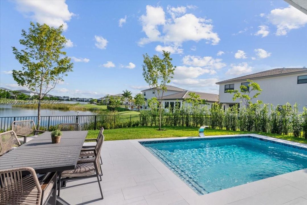 For Sale: $1,350,000 (5 beds, 4 baths, 3633 Square Feet)