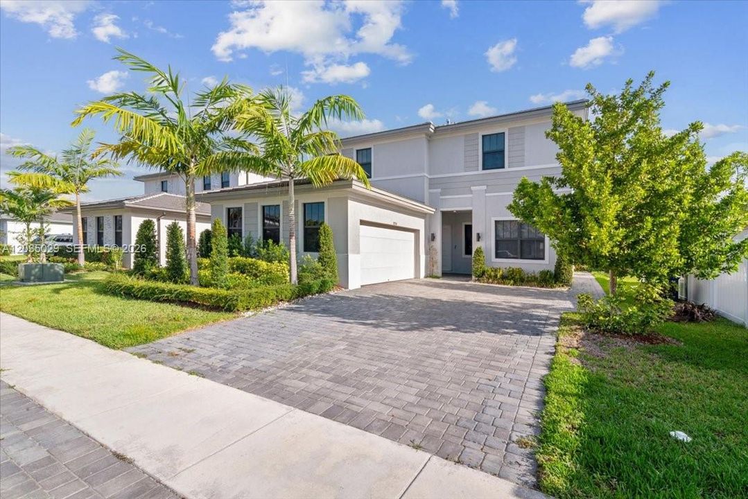For Sale: $1,350,000 (5 beds, 4 baths, 3633 Square Feet)