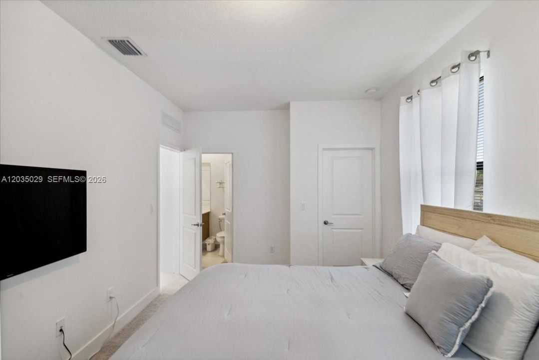 For Sale: $1,350,000 (5 beds, 4 baths, 3633 Square Feet)