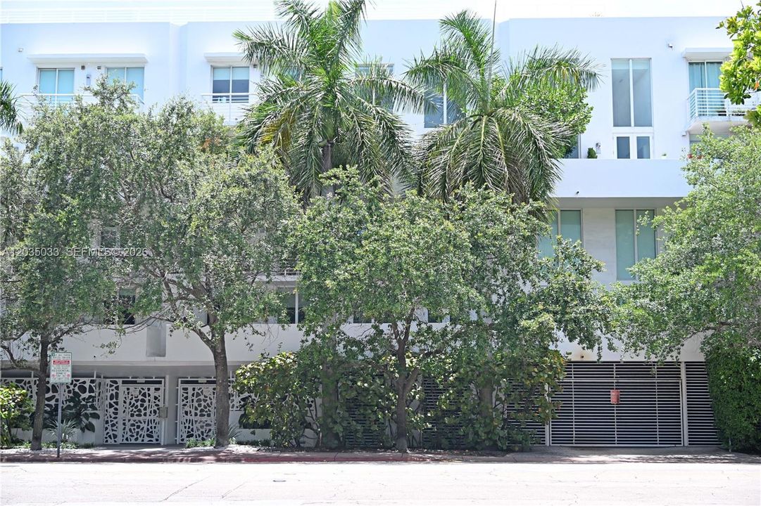For Rent: $6,200 (2 beds, 2 baths, 1166 Square Feet)