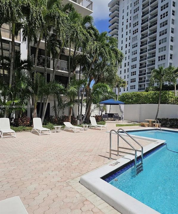 For Rent: $3,500 (2 beds, 2 baths, 1100 Square Feet)