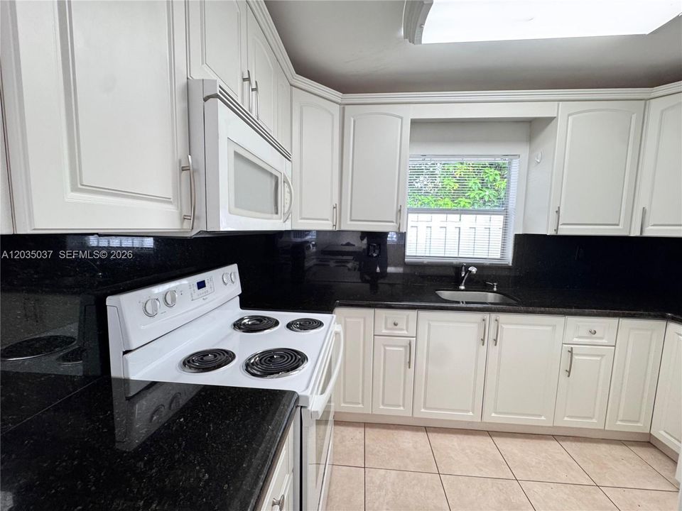 For Rent: $2,100 (2 beds, 1 baths, 657 Square Feet)