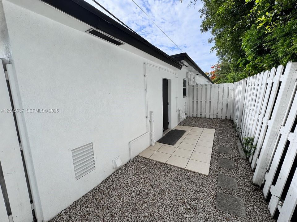 For Rent: $2,100 (2 beds, 1 baths, 657 Square Feet)