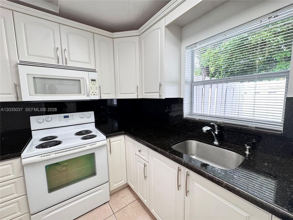 For Rent: $2,100 (2 beds, 1 baths, 657 Square Feet)