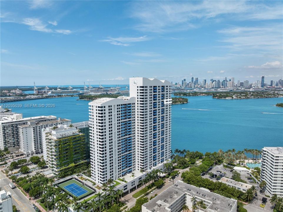 For Sale: $1,400,000 (2 beds, 2 baths, 1262 Square Feet)