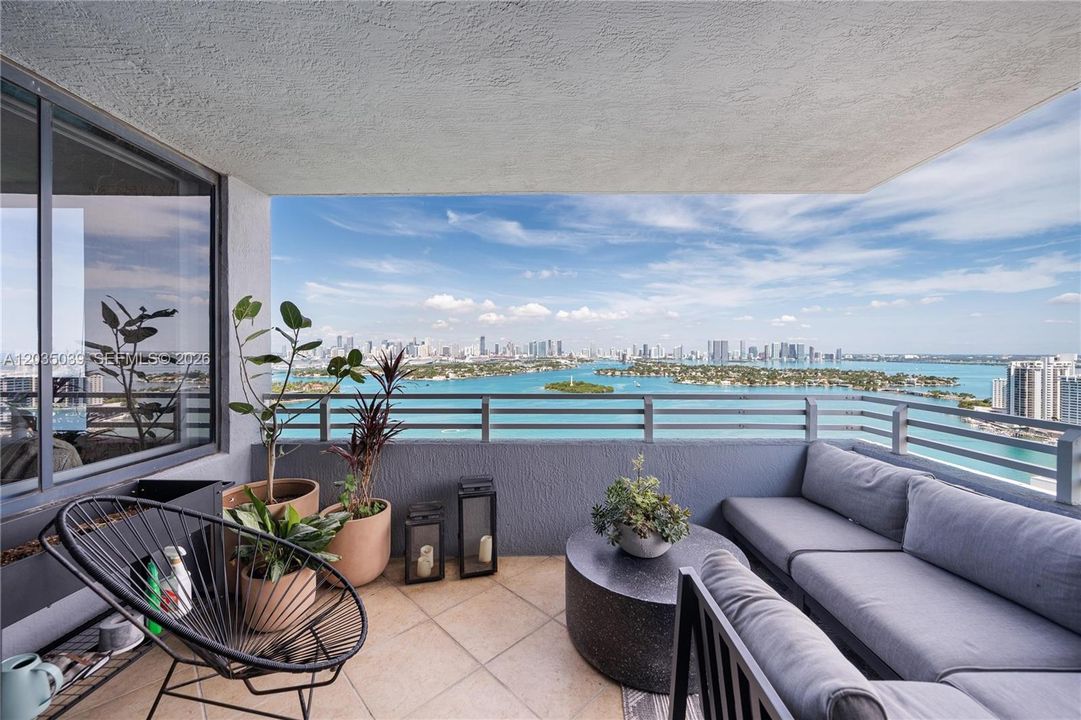 For Sale: $1,400,000 (2 beds, 2 baths, 1262 Square Feet)
