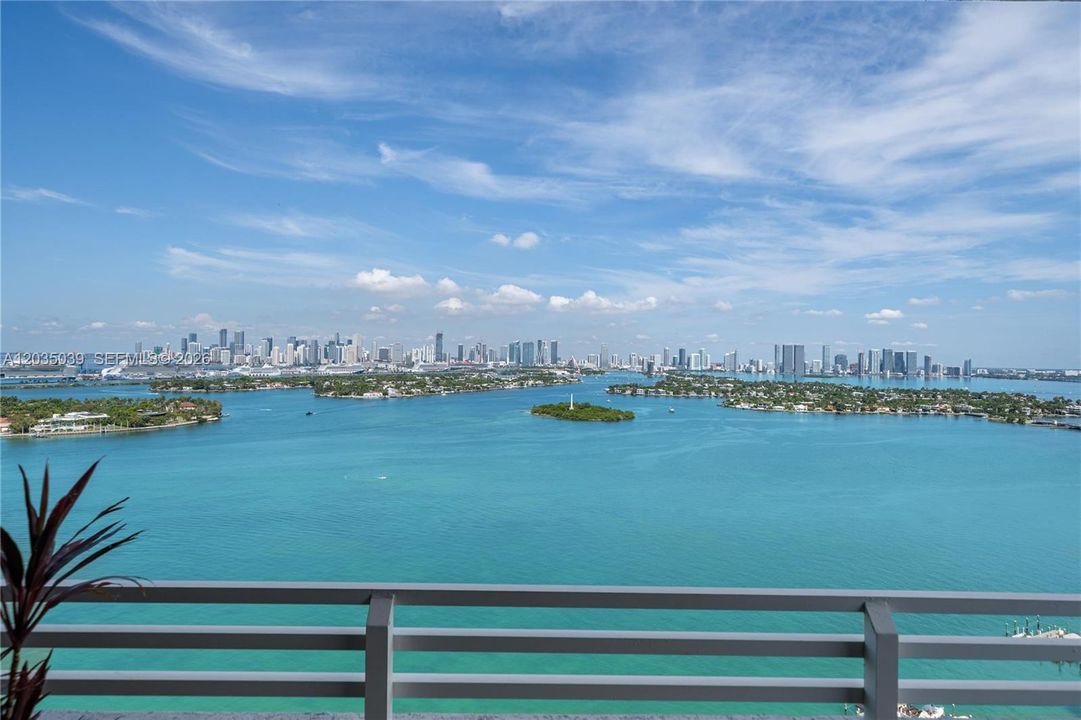 For Sale: $1,400,000 (2 beds, 2 baths, 1262 Square Feet)