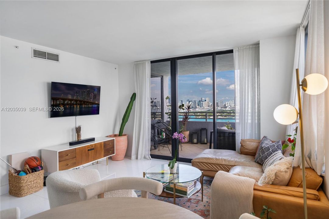 For Sale: $1,400,000 (2 beds, 2 baths, 1262 Square Feet)