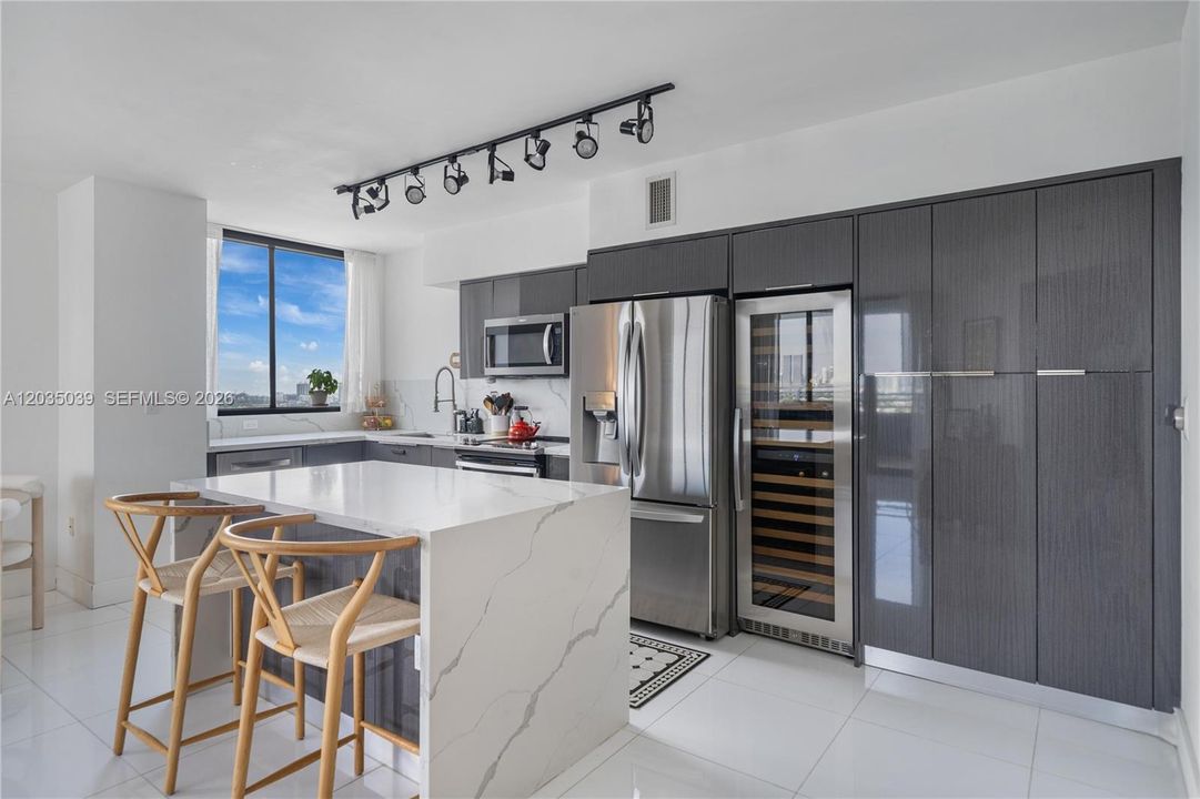 For Sale: $1,400,000 (2 beds, 2 baths, 1262 Square Feet)