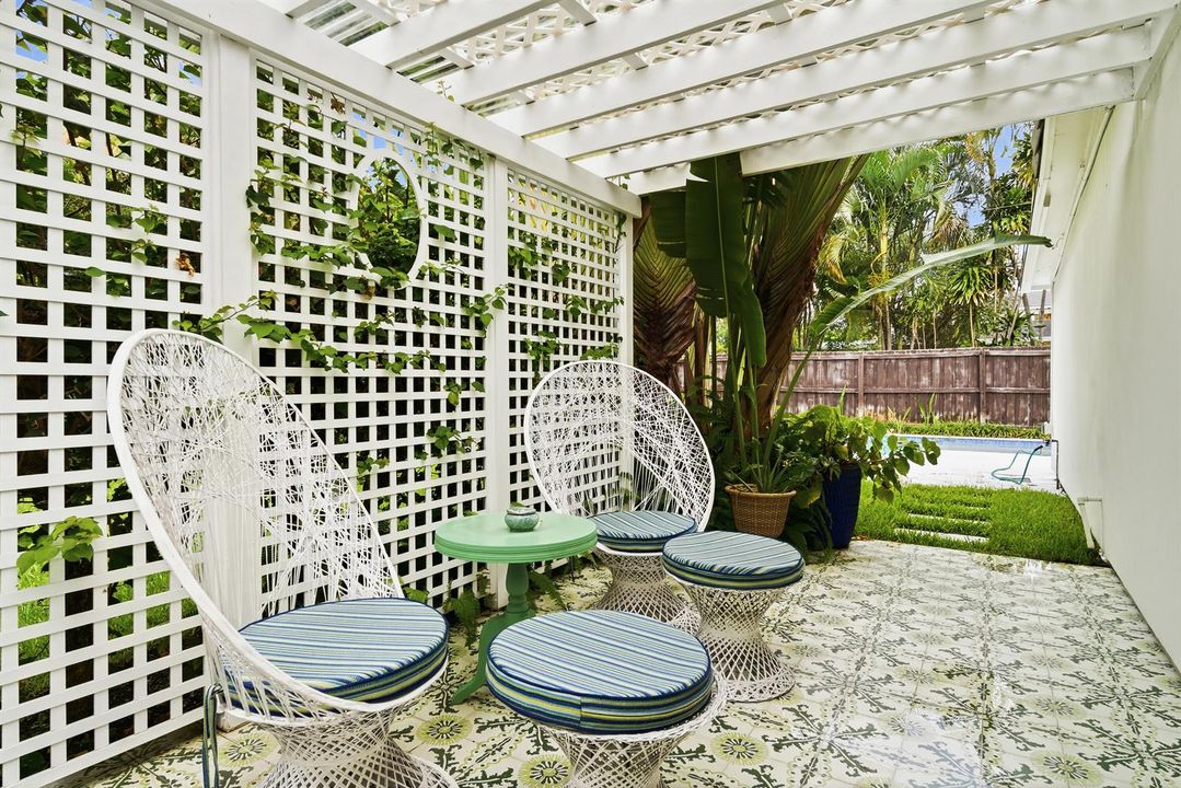 251-GREGORY-PLACE-33405-043