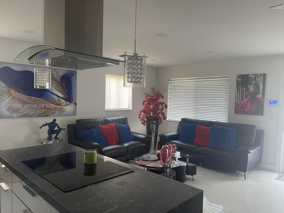 For Sale: $550,000 (3 beds, 1 baths, 1012 Square Feet)