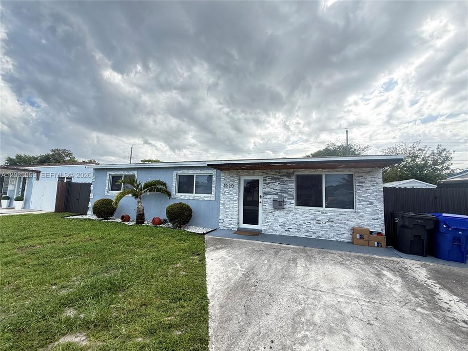 For Sale: $550,000 (3 beds, 1 baths, 1012 Square Feet)