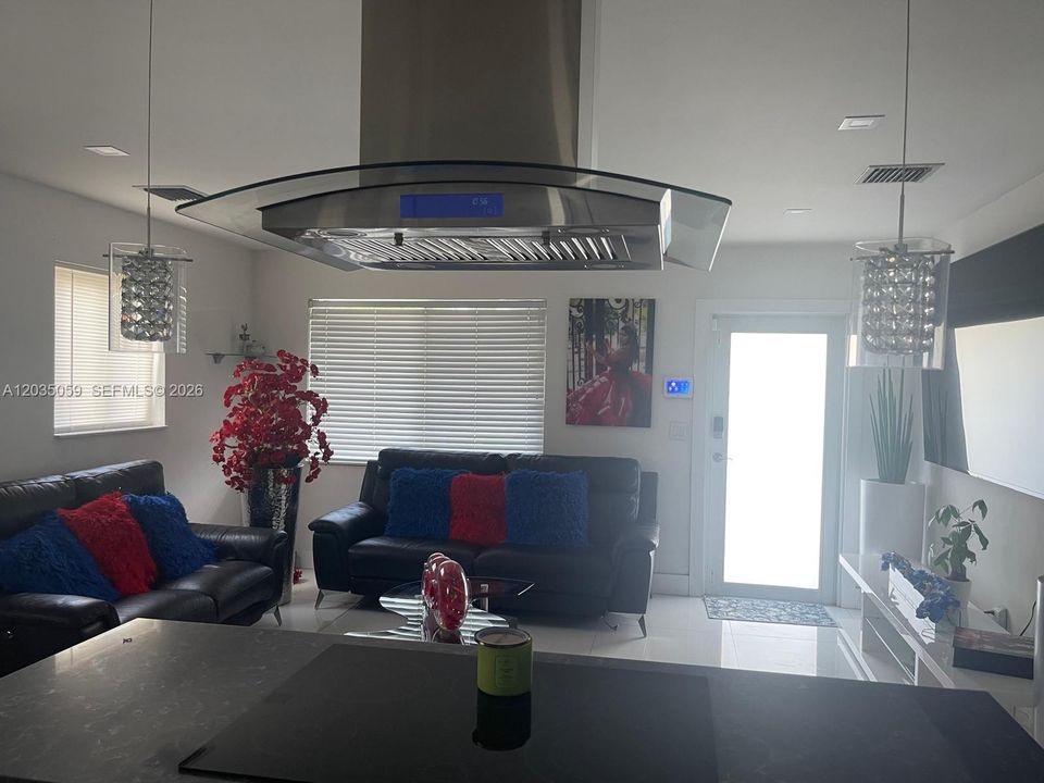 For Sale: $550,000 (3 beds, 1 baths, 1012 Square Feet)