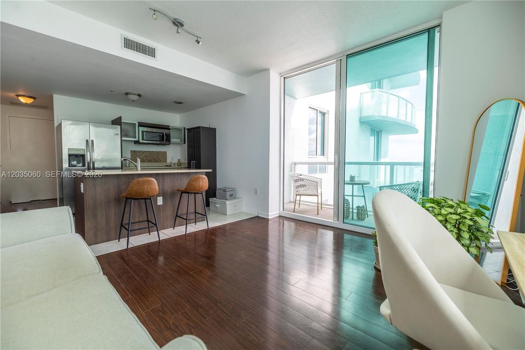 For Rent: $2,700 (1 beds, 1 baths, 651 Square Feet)