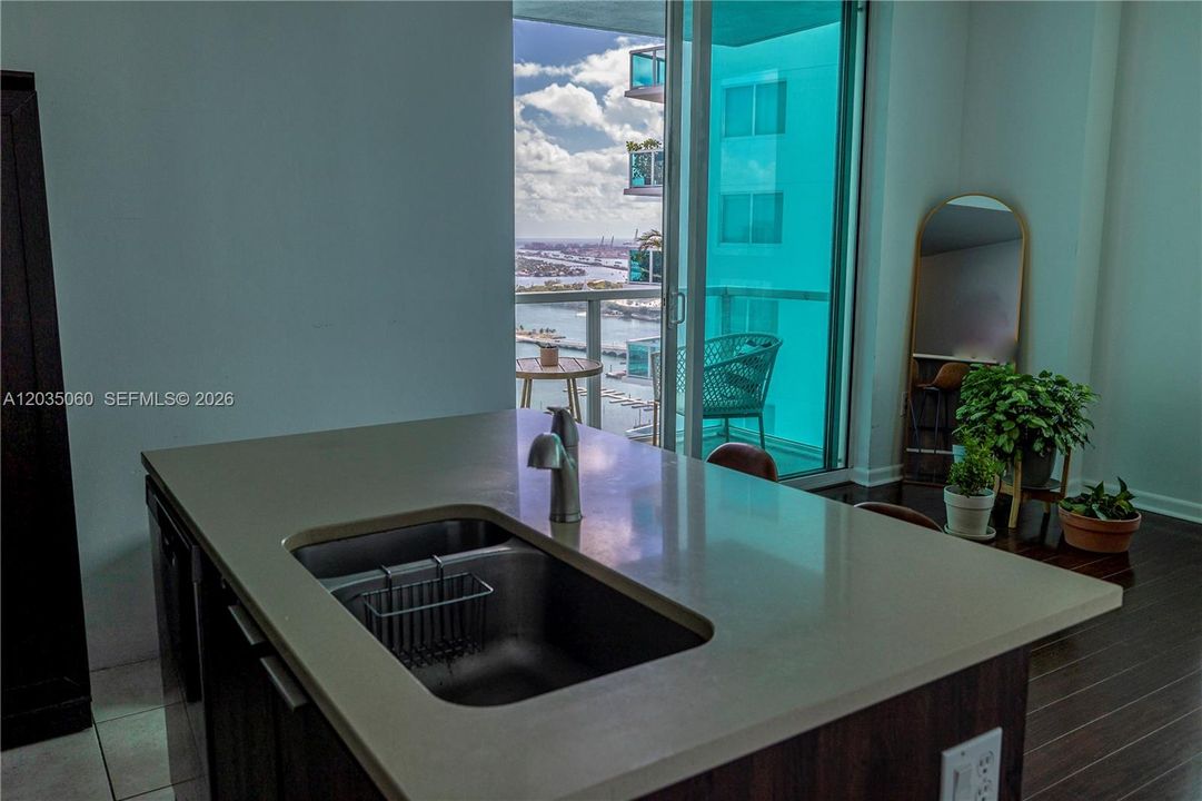 For Rent: $2,700 (1 beds, 1 baths, 651 Square Feet)
