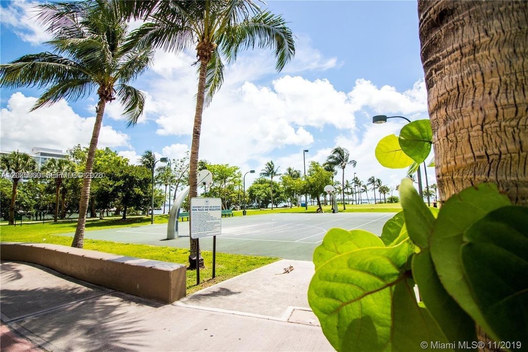 For Rent: $2,700 (1 beds, 1 baths, 651 Square Feet)