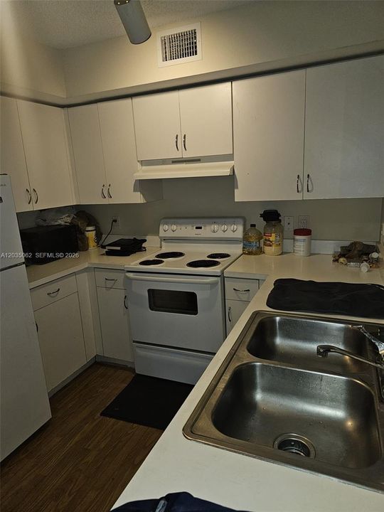 For Sale: $275,000 (2 beds, 2 baths, 966 Square Feet)