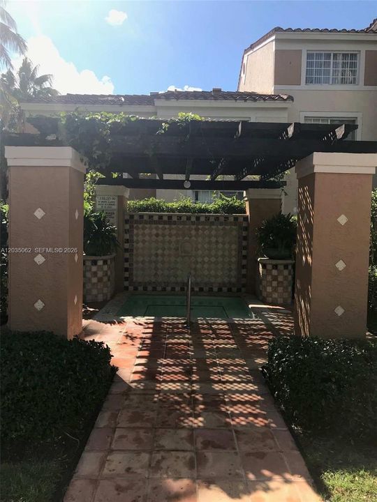 For Sale: $275,000 (2 beds, 2 baths, 966 Square Feet)