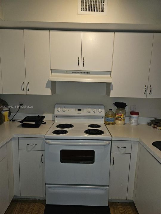 For Sale: $275,000 (2 beds, 2 baths, 966 Square Feet)
