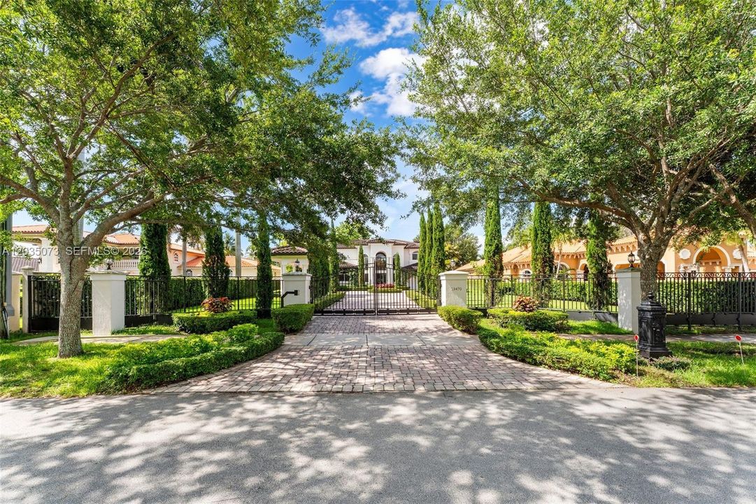For Sale: $3,800,000 (5 beds, 5 baths, 5647 Square Feet)