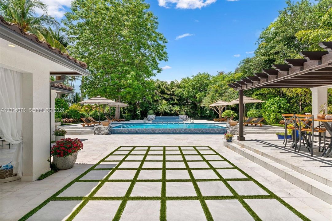For Sale: $3,800,000 (5 beds, 5 baths, 5647 Square Feet)