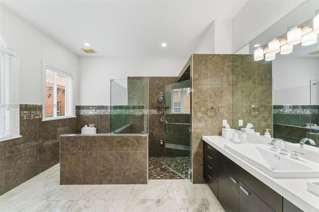 For Sale: $3,800,000 (5 beds, 5 baths, 5647 Square Feet)