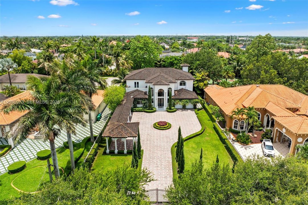 For Sale: $3,800,000 (5 beds, 5 baths, 5647 Square Feet)