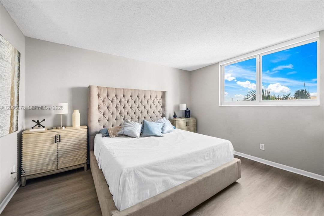 For Sale: $275,000 (1 beds, 1 baths, 1005 Square Feet)