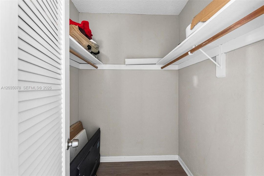 For Sale: $275,000 (1 beds, 1 baths, 1005 Square Feet)