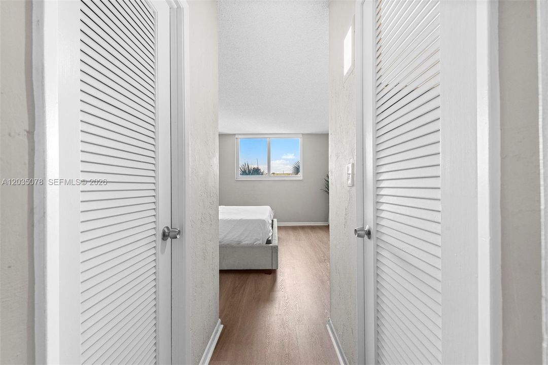For Sale: $275,000 (1 beds, 1 baths, 1005 Square Feet)