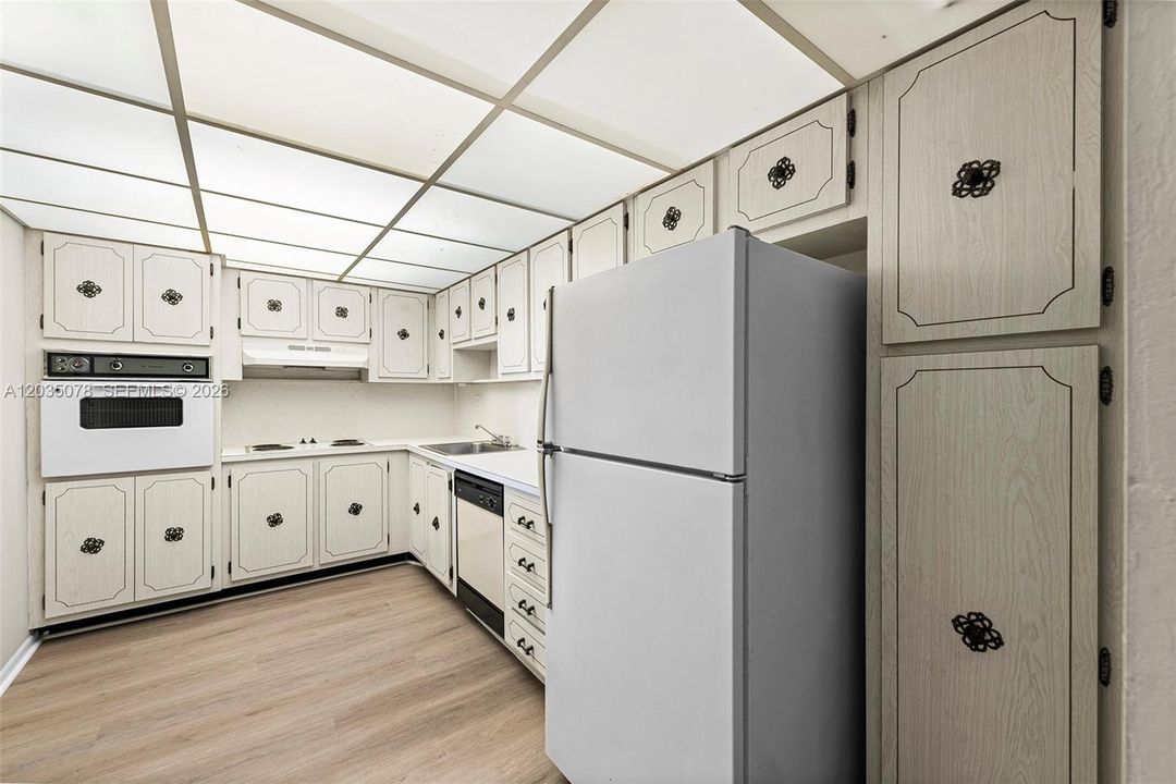 For Sale: $275,000 (1 beds, 1 baths, 1005 Square Feet)