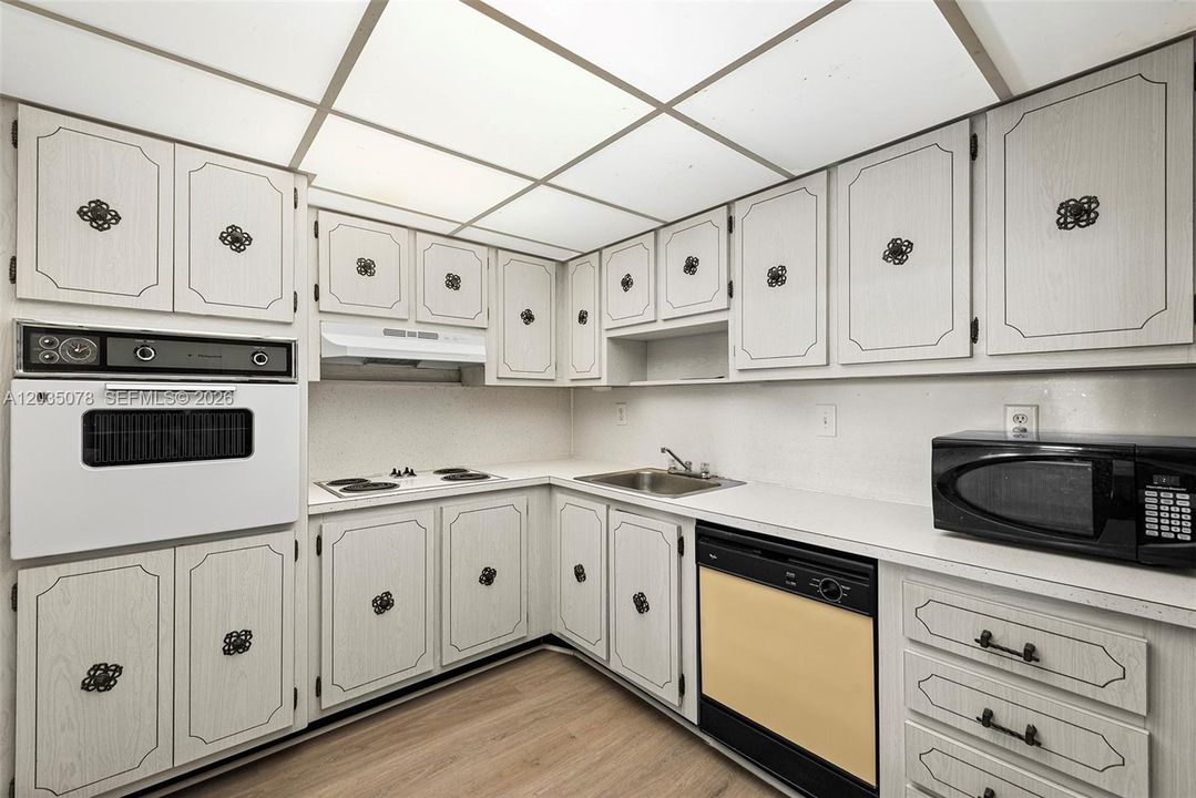 For Sale: $275,000 (1 beds, 1 baths, 1005 Square Feet)
