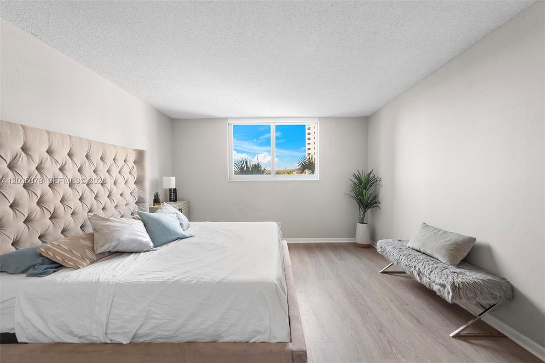 For Sale: $275,000 (1 beds, 1 baths, 1005 Square Feet)