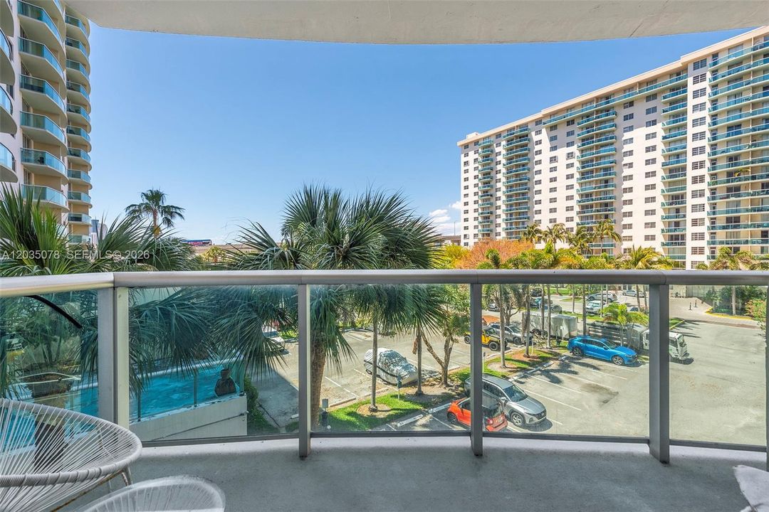 For Sale: $275,000 (1 beds, 1 baths, 1005 Square Feet)
