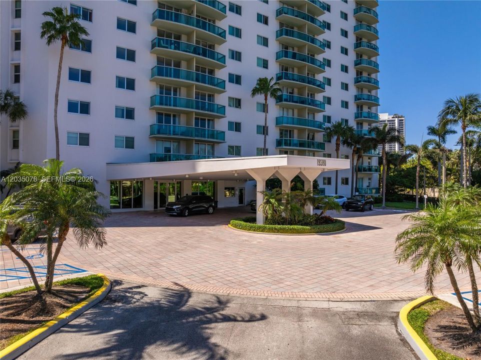 For Sale: $275,000 (1 beds, 1 baths, 1005 Square Feet)