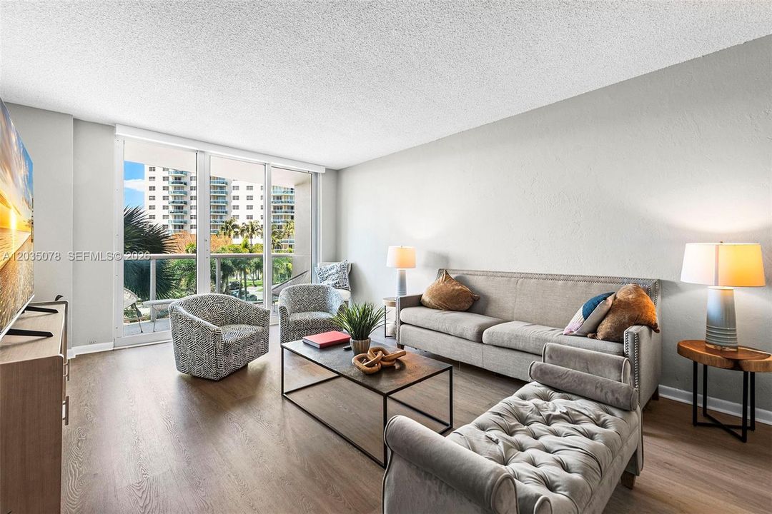 For Sale: $275,000 (1 beds, 1 baths, 1005 Square Feet)