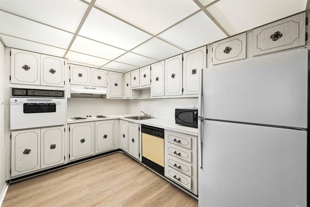 For Sale: $275,000 (1 beds, 1 baths, 1005 Square Feet)