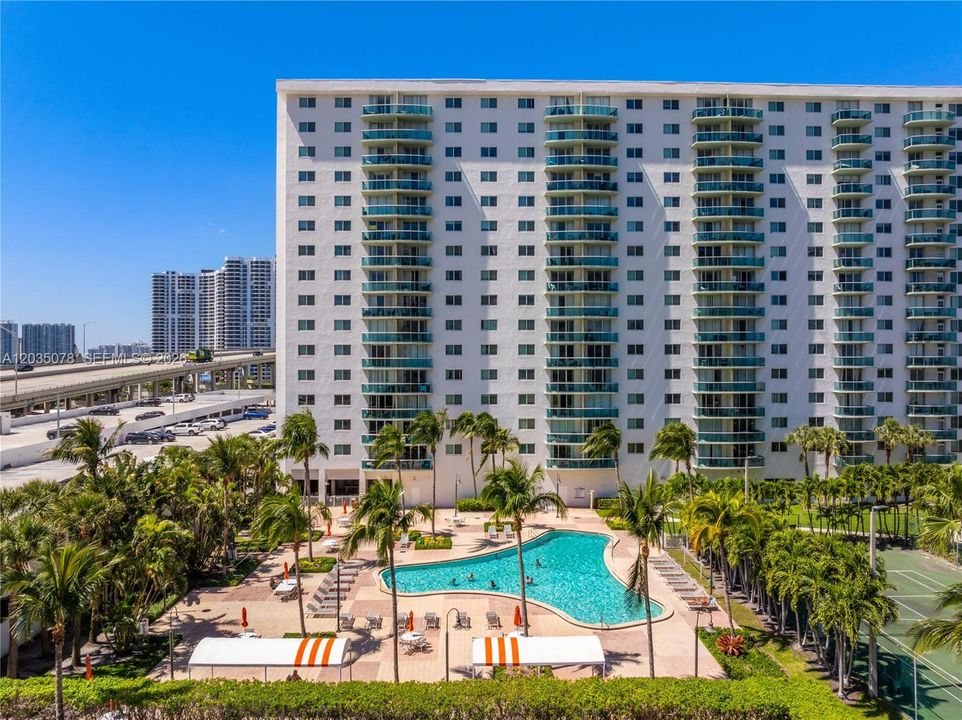 For Sale: $275,000 (1 beds, 1 baths, 1005 Square Feet)