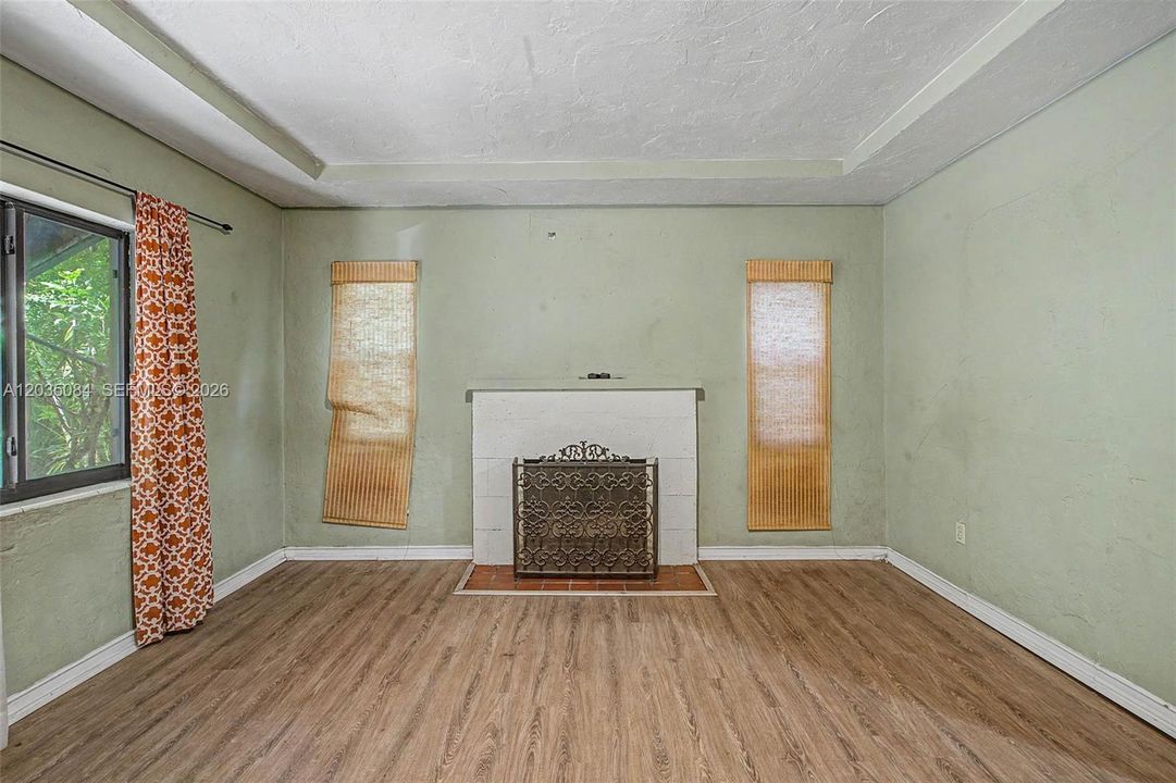 En Venta: $749,900 (3 camas, 2 baños, 1394 Pies cuadrados)